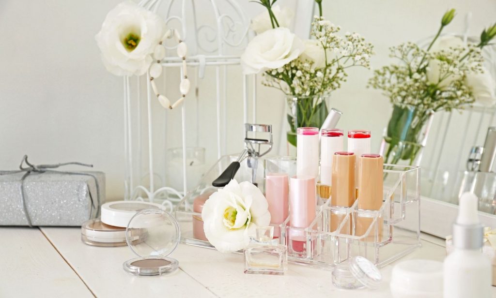 จัดระเบียบโต๊ะเครื่องแป้ง