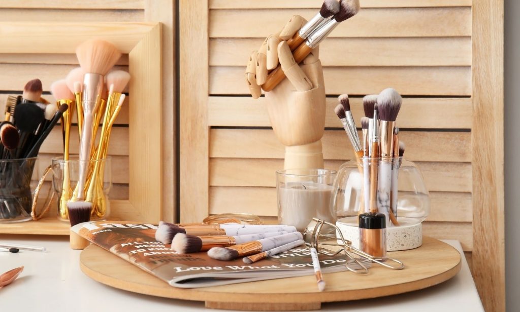 จัดระเบียบโต๊ะเครื่องแป้ง