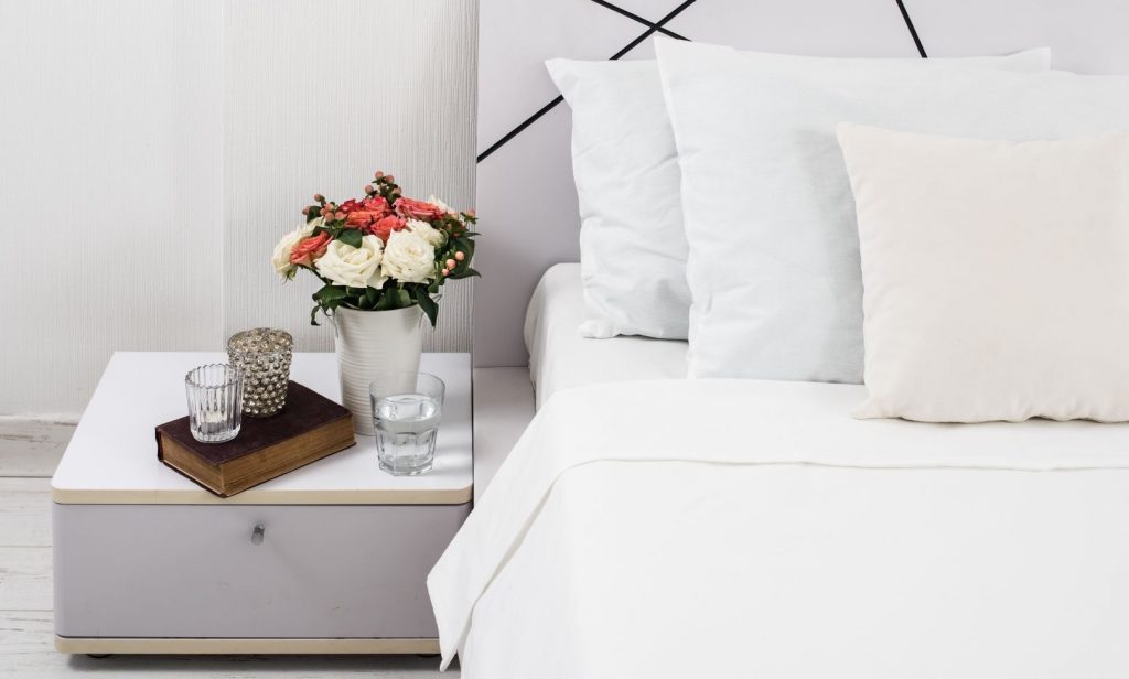 จัดโต๊ะข้างเตียง 