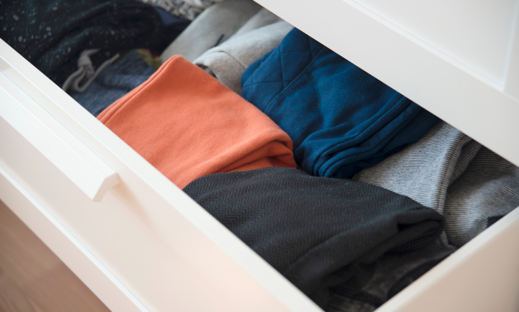 เก็บเสื้อผ้า ไม่มีตู้เสื้อผ้า