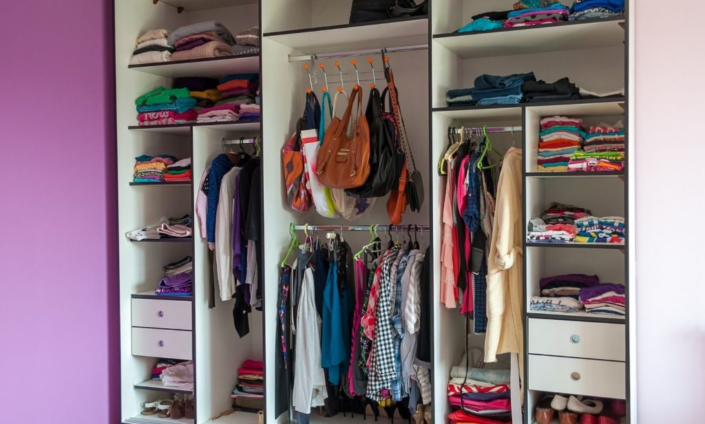 จัดระเบียบตู้เสื้อผ้า