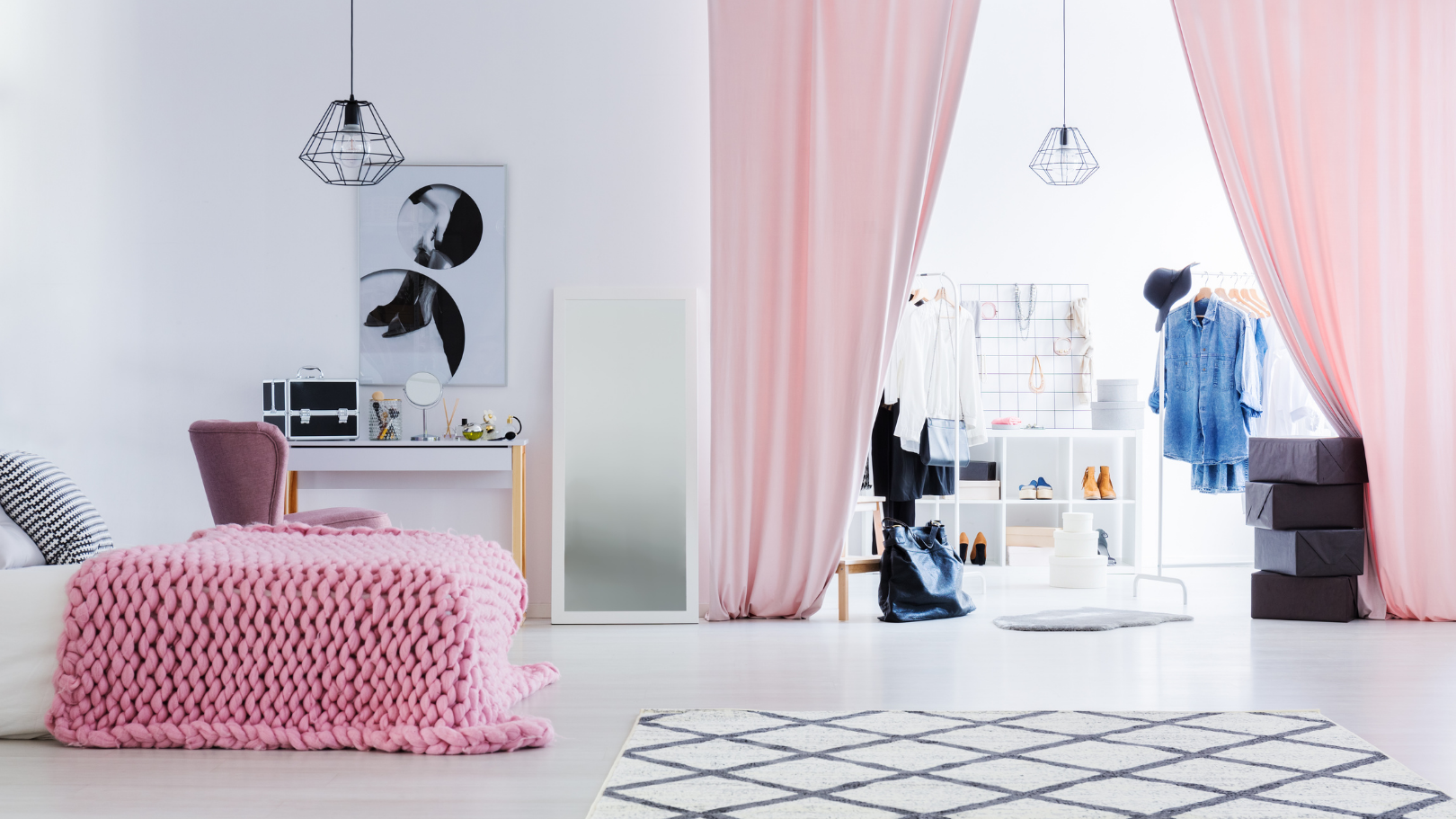 เก็บเสื้อผ้า ไม่มีตู้เสื้อผ้า