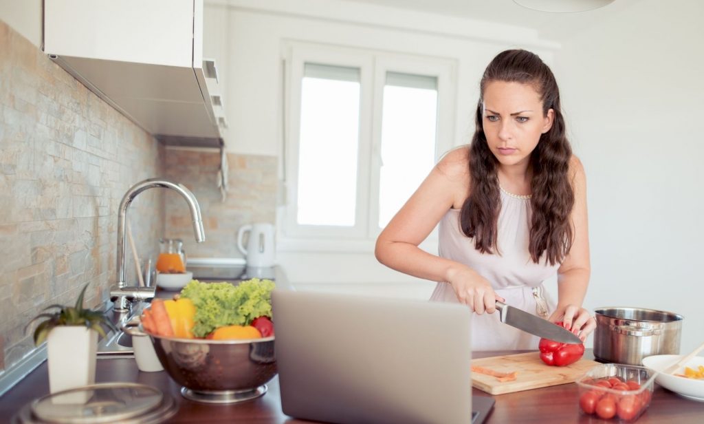 กักตัวอยู่บ้าน