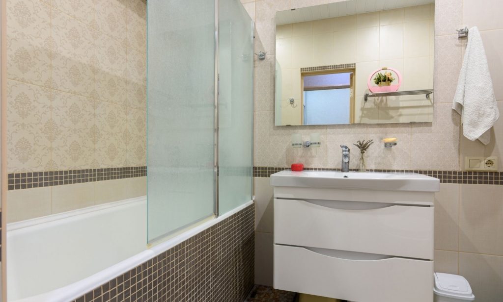 กระจกกั้นห้องน้ำ