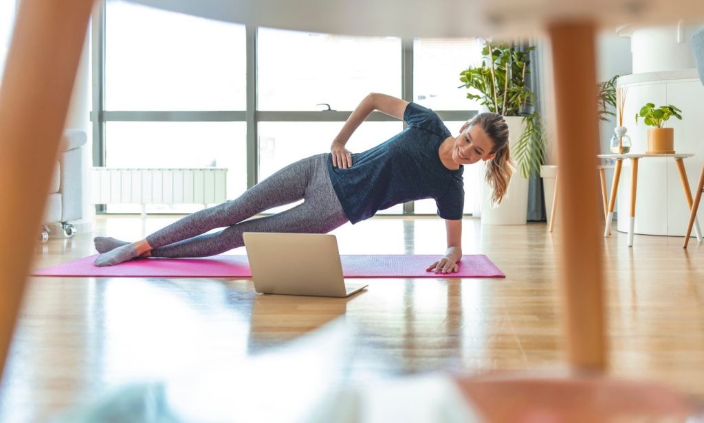 กักตัวอยู่บ้าน