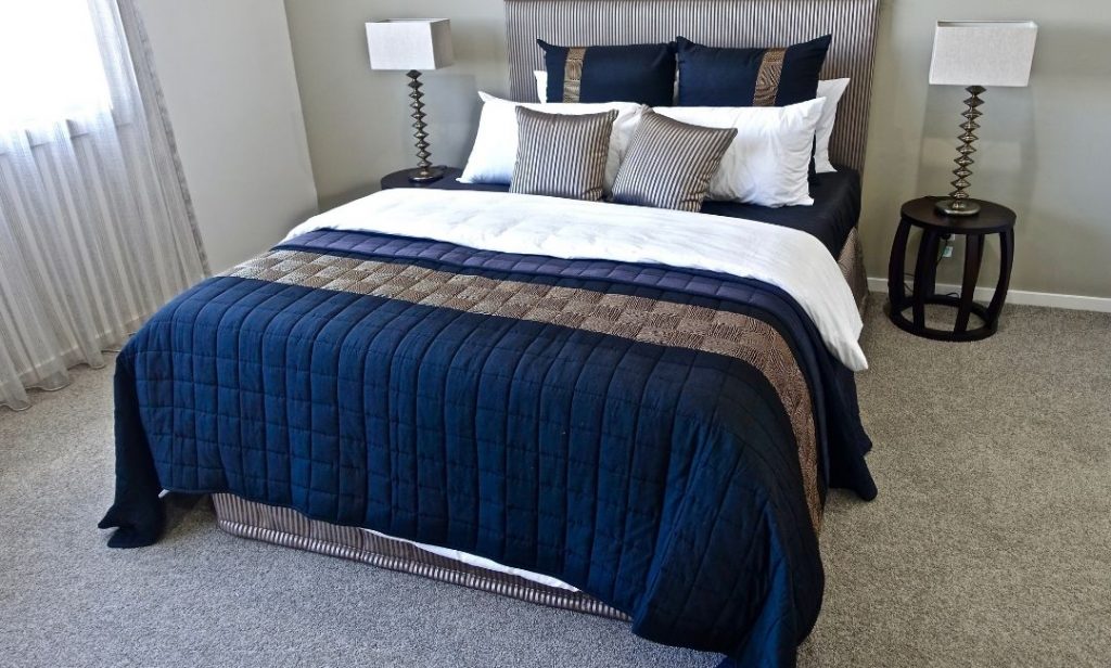 ผ้าปูที่นอนแบบไหนดี