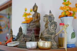 หิ้งพระในห้องนอน