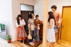 ขึ้นบ้านใหม่แบบประหยัด